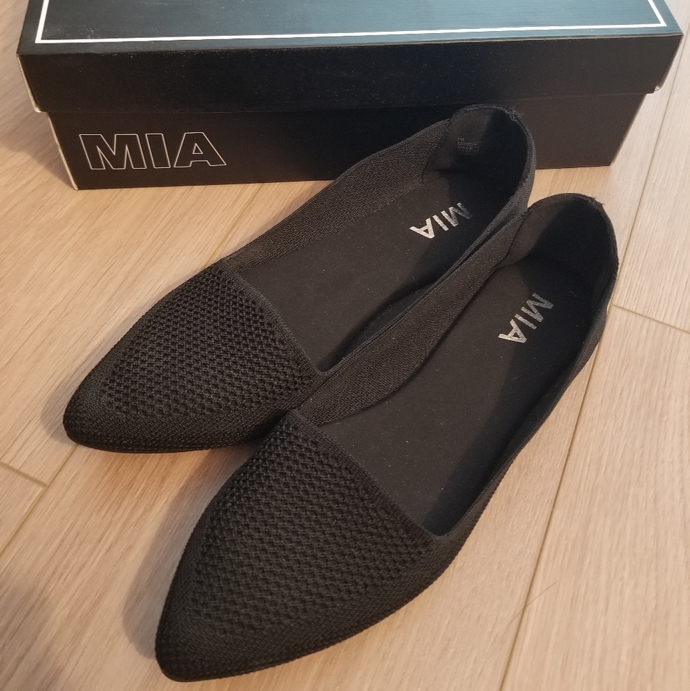 Mia Corinne Flats size 7